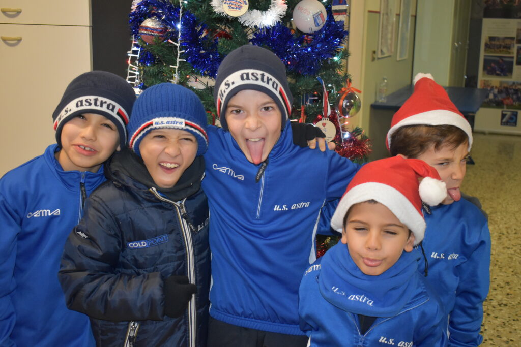 Scuola calcio decora il magico Astralbero di Natale